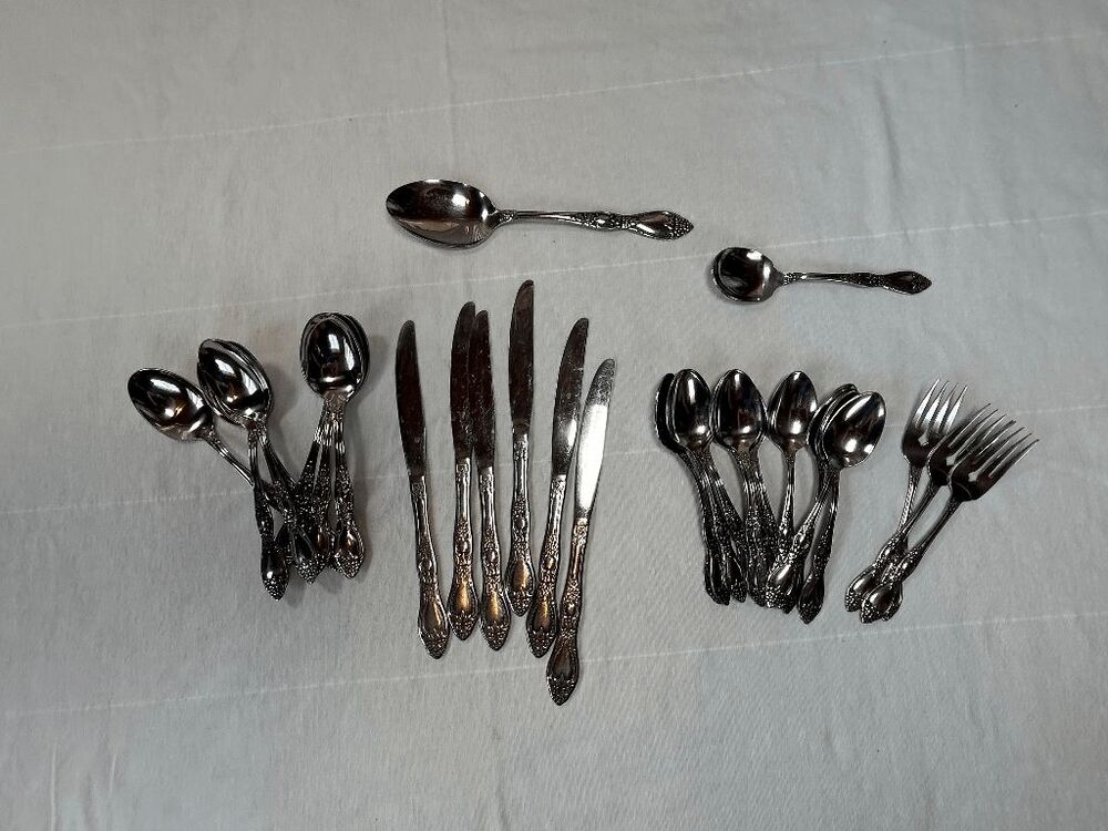 Vgt. Oneida Kennett Square Stainless Steel Silverware 30 Piece Set (Incomplete)